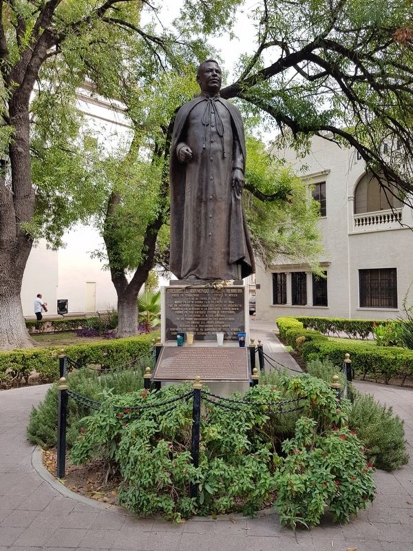 A statue of the priest Raymundo Jardn in the nearby cathedral garden image. Click for full size.