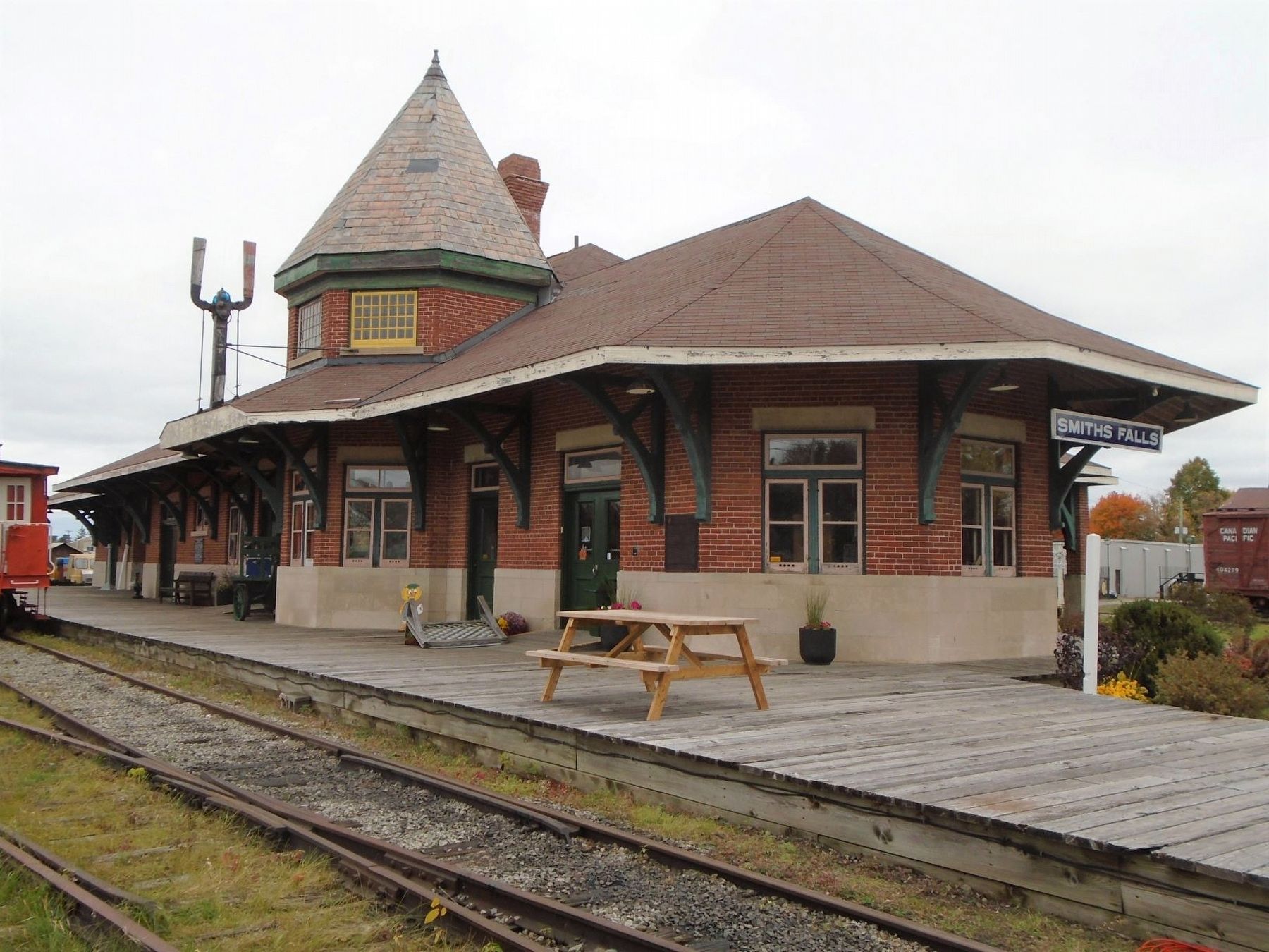 Canadian Northern Train Station / Chemin de fer du Nord Canadien image. Click for full size.