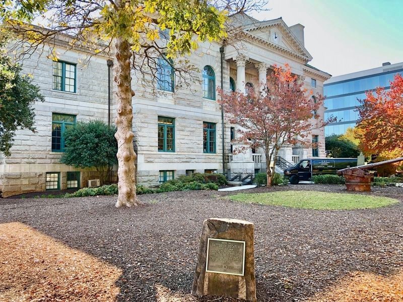 Marker at the 1898 built courthouse (later extensively rebuilt after a fire in 1916). image. Click for full size.