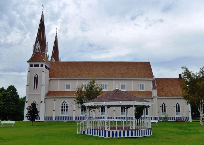 L'glise Saint-Jean-Baptiste / Saint John Baptist Church<br>(<i>south side view</i>) image. Click for full size.