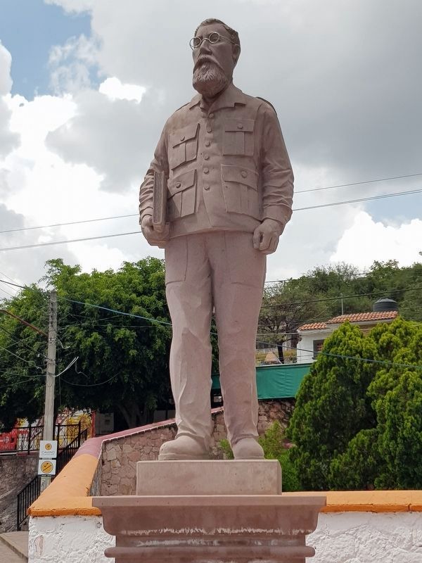 A statue of Venustiano Carranza near the Escandón Bathing Pools image. Click for full size.