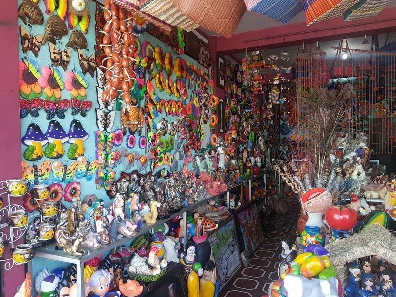 One of many handicrafts stores in Ilobasco image. Click for full size.