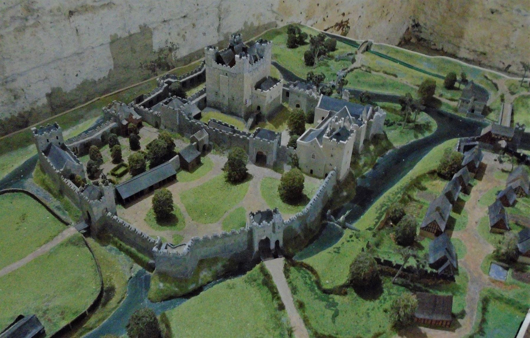 Caislen mhagh nuadhad / Geraldine Castle Diorama in Museum image. Click for full size.