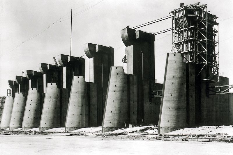 Fort Peck Dam under construction image. Click for full size.
