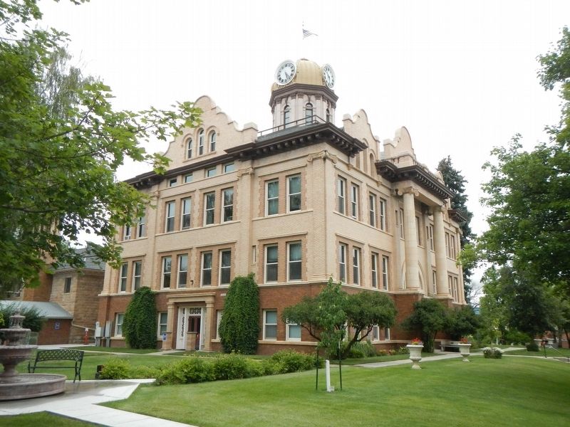 Fergus County Courthouse image. Click for full size.