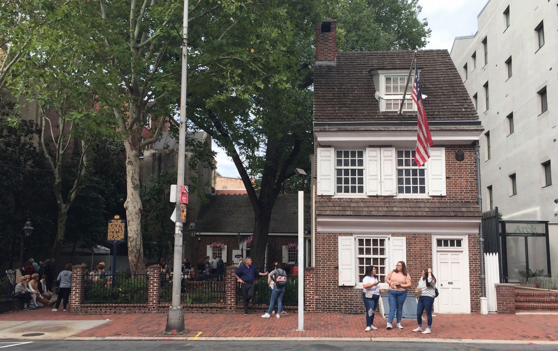 Betsy Ross Marker & Betsy Ross House image. Click for full size.