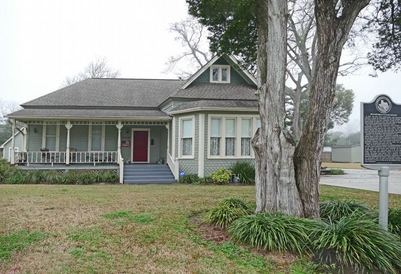 Another view of the Miller-Brautigam Home including the marker image. Click for full size.
