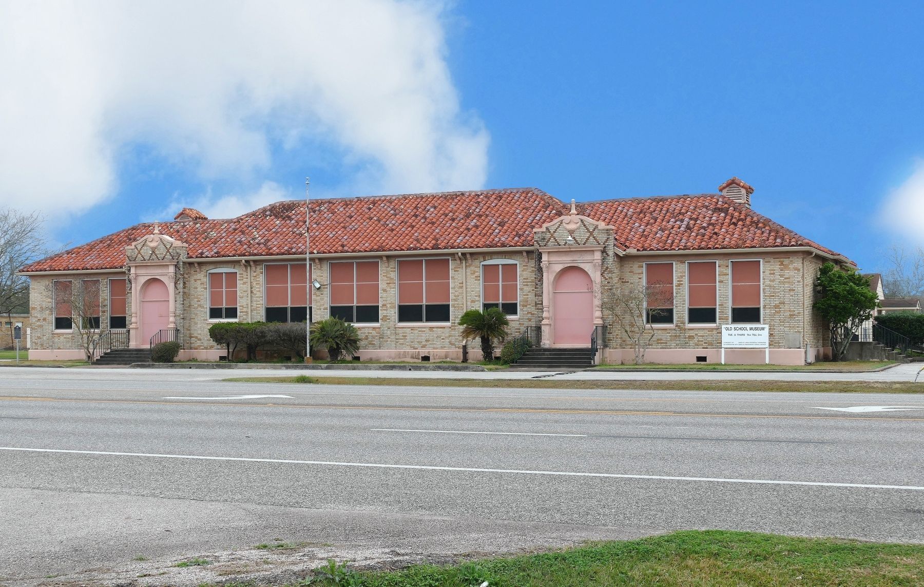 Santa Fe Consolidated High School image. Click for full size.
