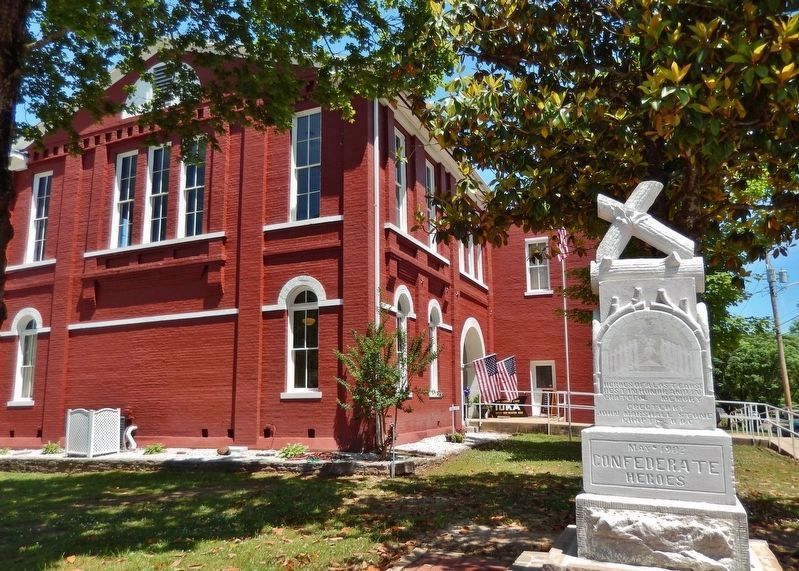Confederate Heroes Monument � <i>wide view<br>(Old Tishomingo County Courthouse in background)</i> image. Click for full size.