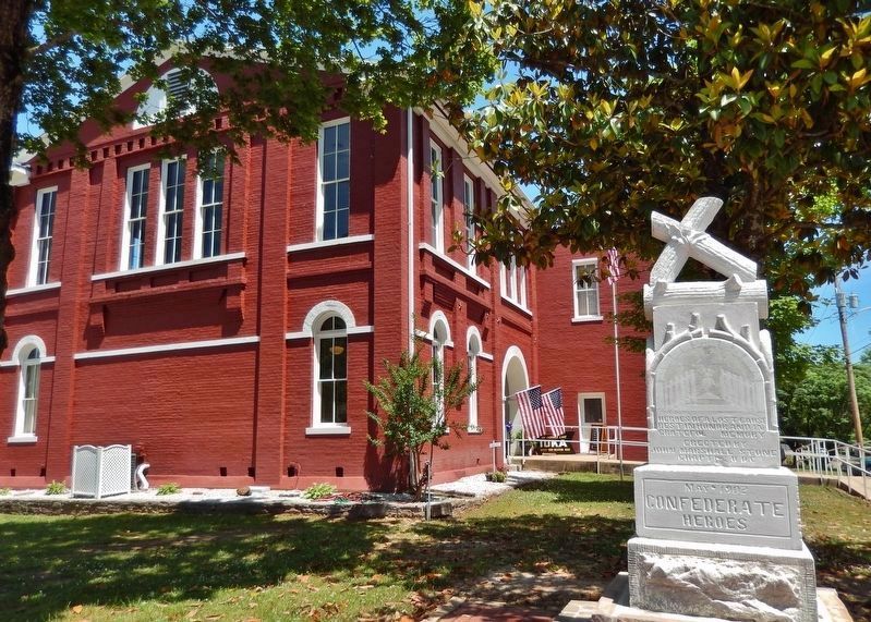 Confederate Heroes Monument  <i>wide view<br>(Old Tishomingo County Courthouse in background)</i> image. Click for full size.