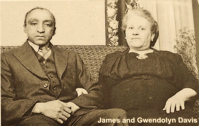 Marker detail: James and Gwendolyn Davis image. Click for full size.