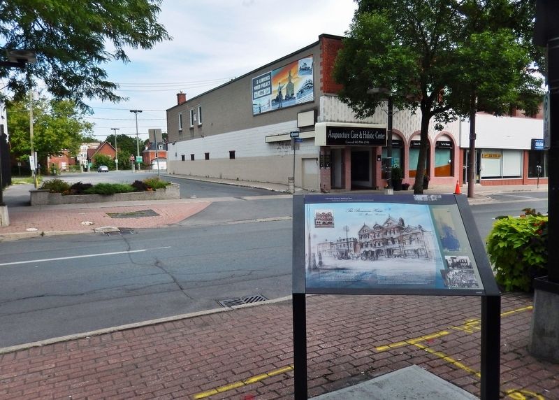 The Rossmore House Marker � <i>wide view<br>(Pitt Street & Urquhart Lane in background)</i> image. Click for full size.