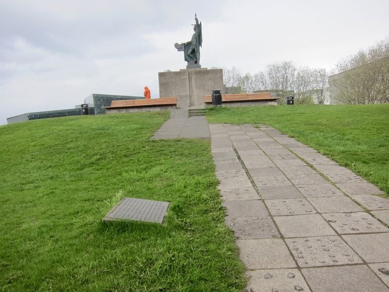 Arnarh�lstra�ir / The Arnar Hill Path Marker - wide view, with statue of Ing�lfur Arnarson visible image. Click for full size.