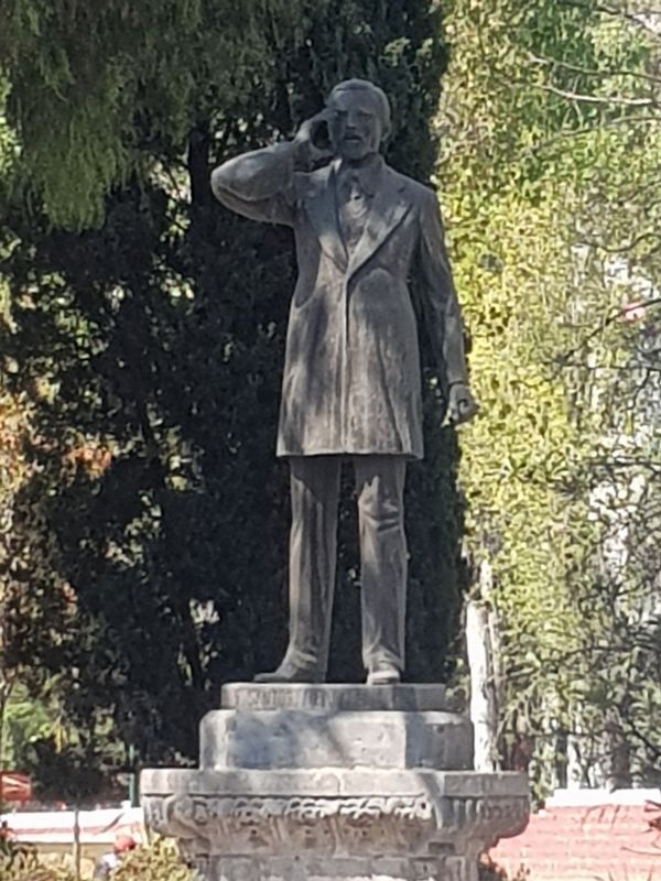 Santos Degollado statue image. Click for full size.