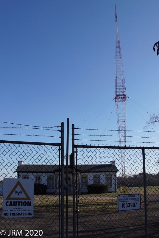 WSM-AM Transmitter Building & Antenna image. Click for full size.