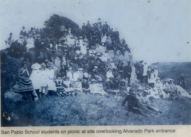 Marker inset: <i> San Pablo School students on picnic at site overlooking Alvarado Park entrance</i> image. Click for full size.