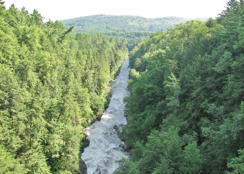 Quechee Gorge (<i>view south from bridge</i>) image. Click for full size.