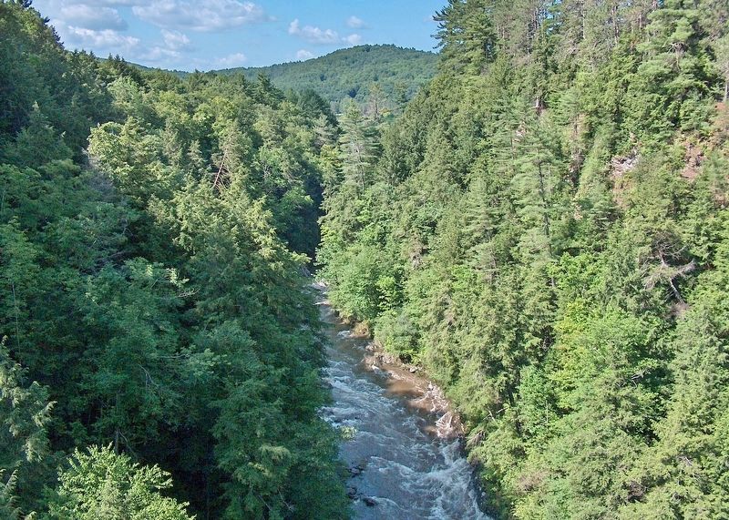 Quechee Gorge (<i>view north from bridge</i>) image. Click for full size.