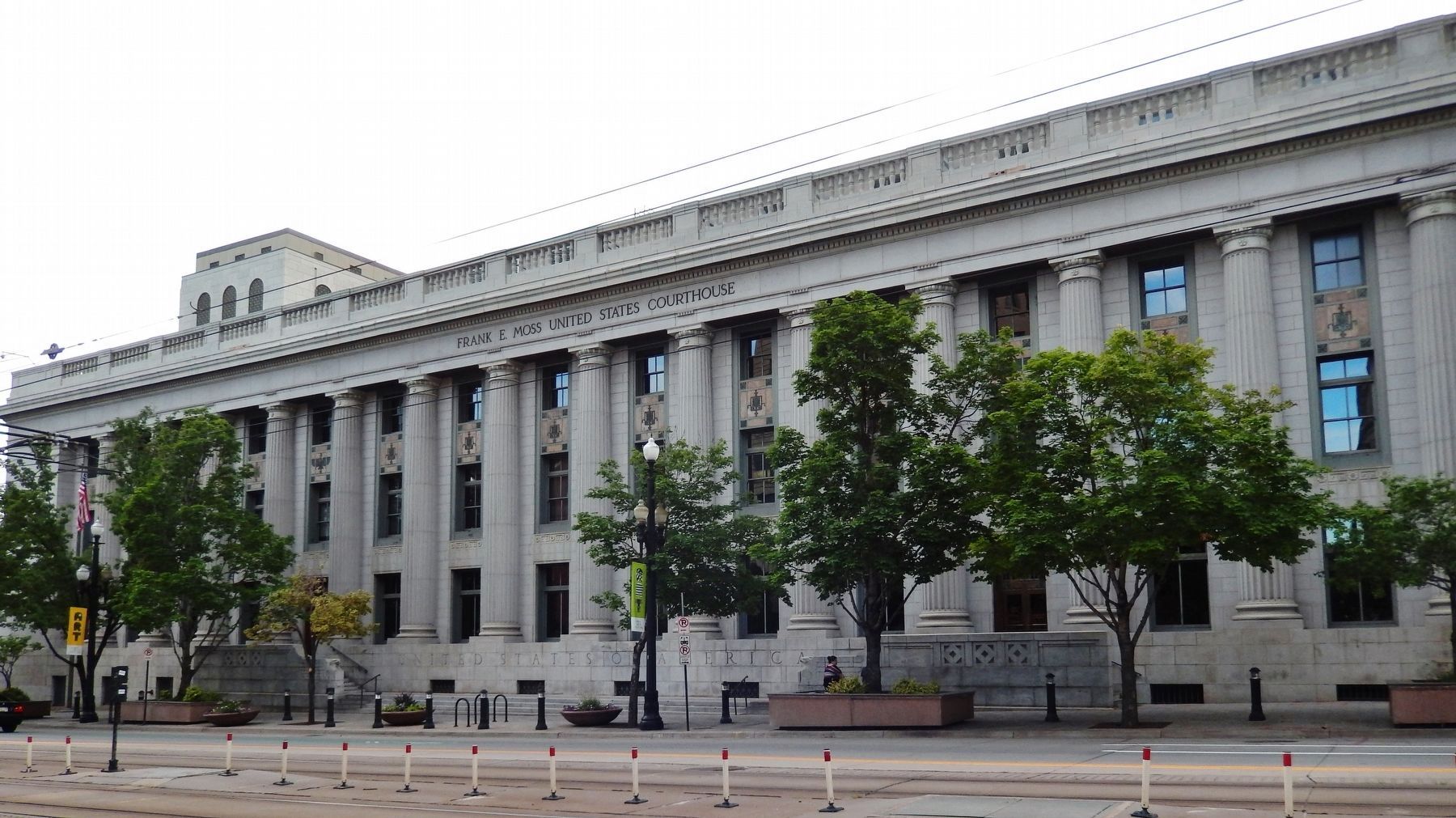 Frank E. Moss Federal Courthouse image. Click for full size.