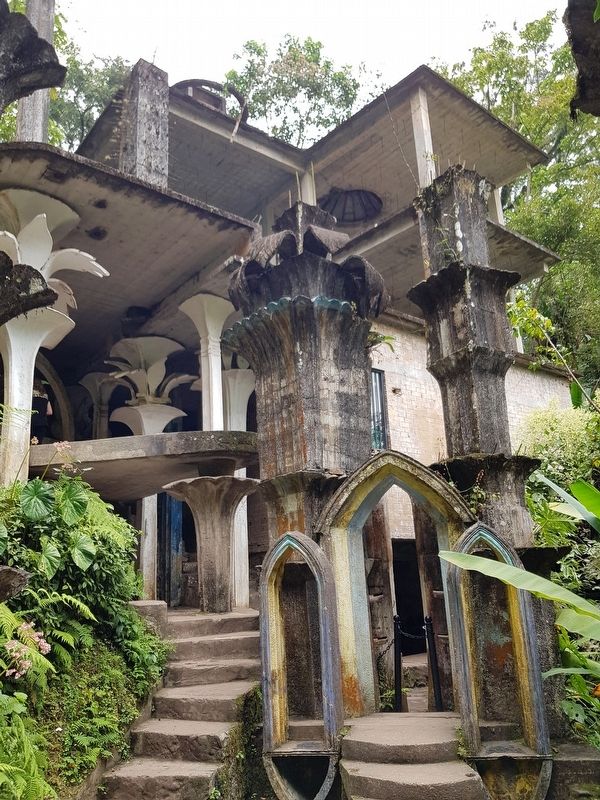 An example of the fantastic concrete work in James' garden image. Click for full size.