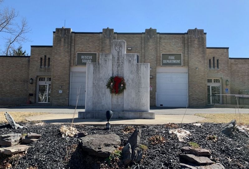 Town of Lexington War Memorial image. Click for full size.