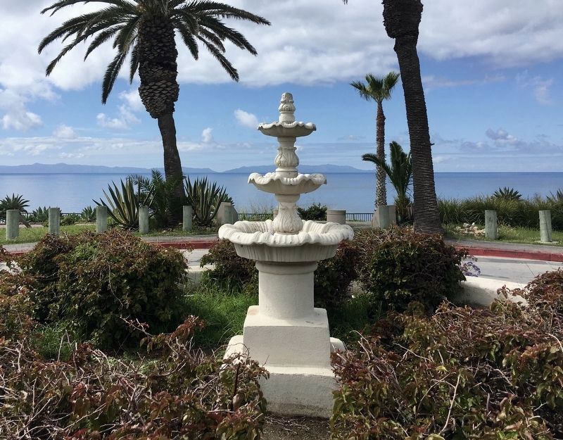 White Point Fountain. Click for full size. White Point Fountain image. Click for full size.