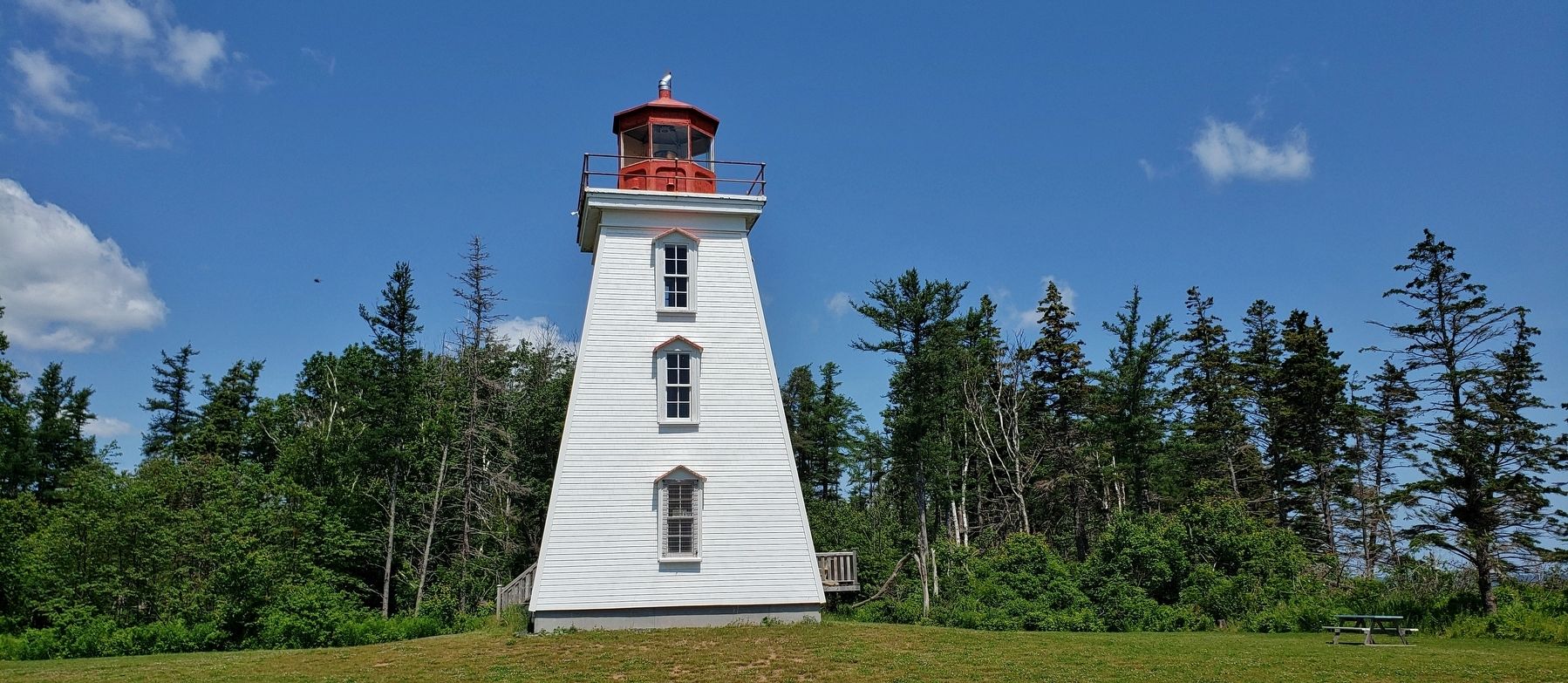 Cape Bear Lighthouse / Phare de Cape Bear image. Click for full size.