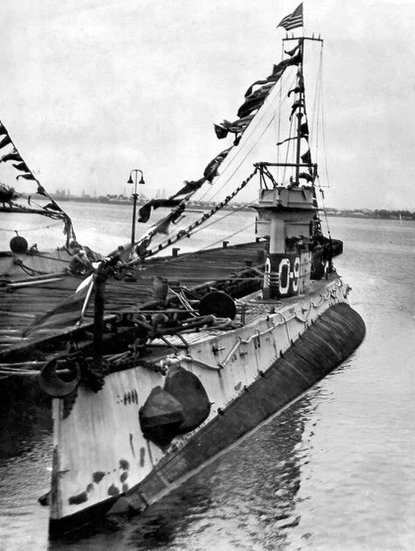 Submarine USS O-9 (SS-70) image. Click for full size.