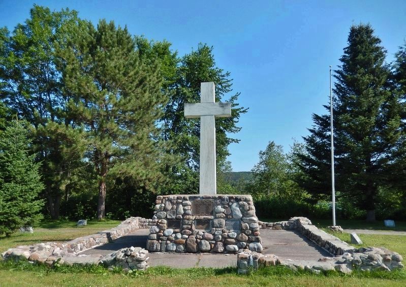 Acadian Cross Memorial /<br>Le monument commmoratif de la Croix acadienne image. Click for full size.