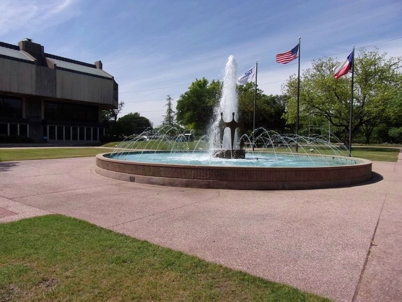 The Richardson City Hall Fountain image. Click for full size.