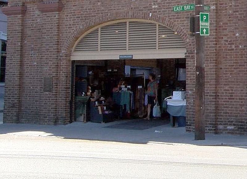 Charleston City Market Marker at east entrance image. Click for full size.