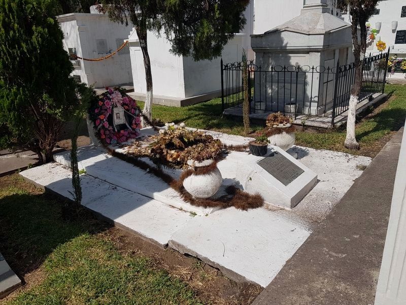 Cesar Bra�as gravesite in the nearby San Lazaro General Cemetery image. Click for full size.