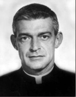 Father Vincent Capodanno, Lieutenant, USNR image. Click for full size.