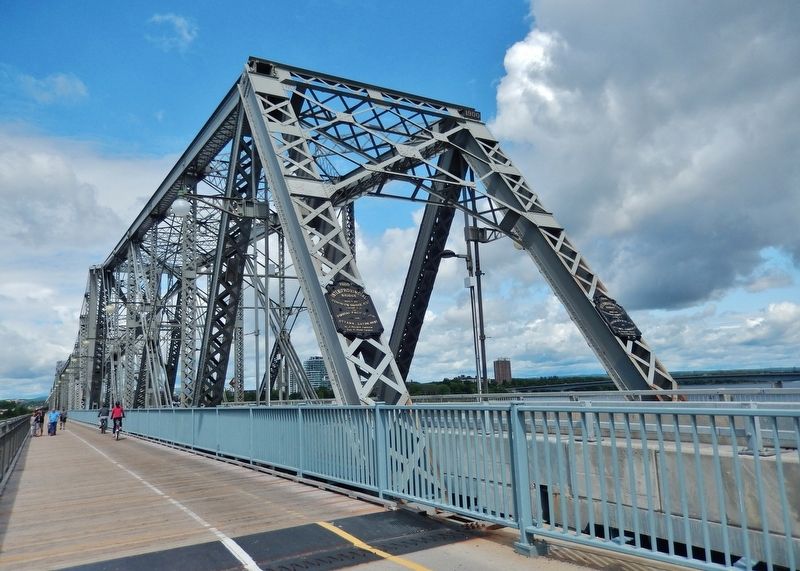 Alexandra (Interprovincial) Bridge /<br>Pont Alexandra (Interprovincial) image. Click for full size.