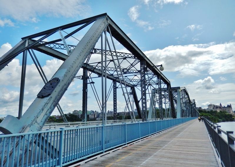 Alexandra Bridge (Interprovincial) /<br>Pont Alexandra (Interprovincial) image. Click for full size.