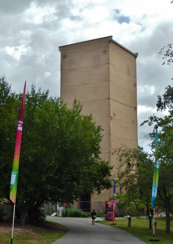 La Tour de Lessivage /<br>The Digester Tower image. Click for full size.