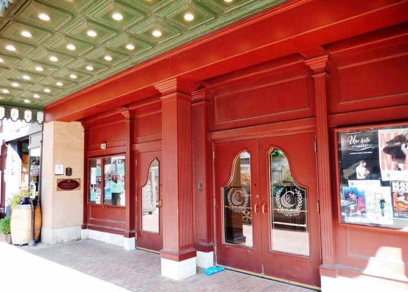 Capitol Theatre Entrance / Entr�e de th��tre de Capitol image. Click for full size.