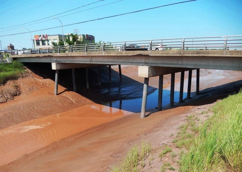 Main Street Bridge at Low Tide /<br>Pont de rue principale � mar�e basse image. Click for full size.
