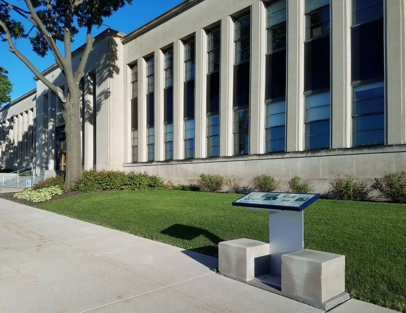 Marker in front of the 1940 3M Administration Building image. Click for full size.
