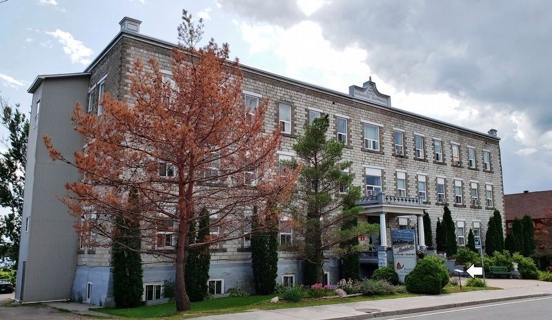Le Couvent / The Convent image. Click for full size.