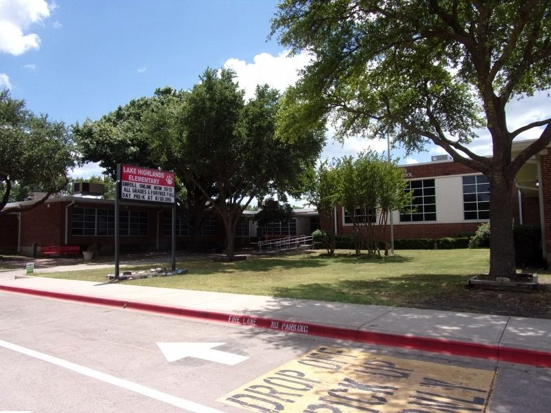 Lake Highlands Elementary School image. Click for full size.