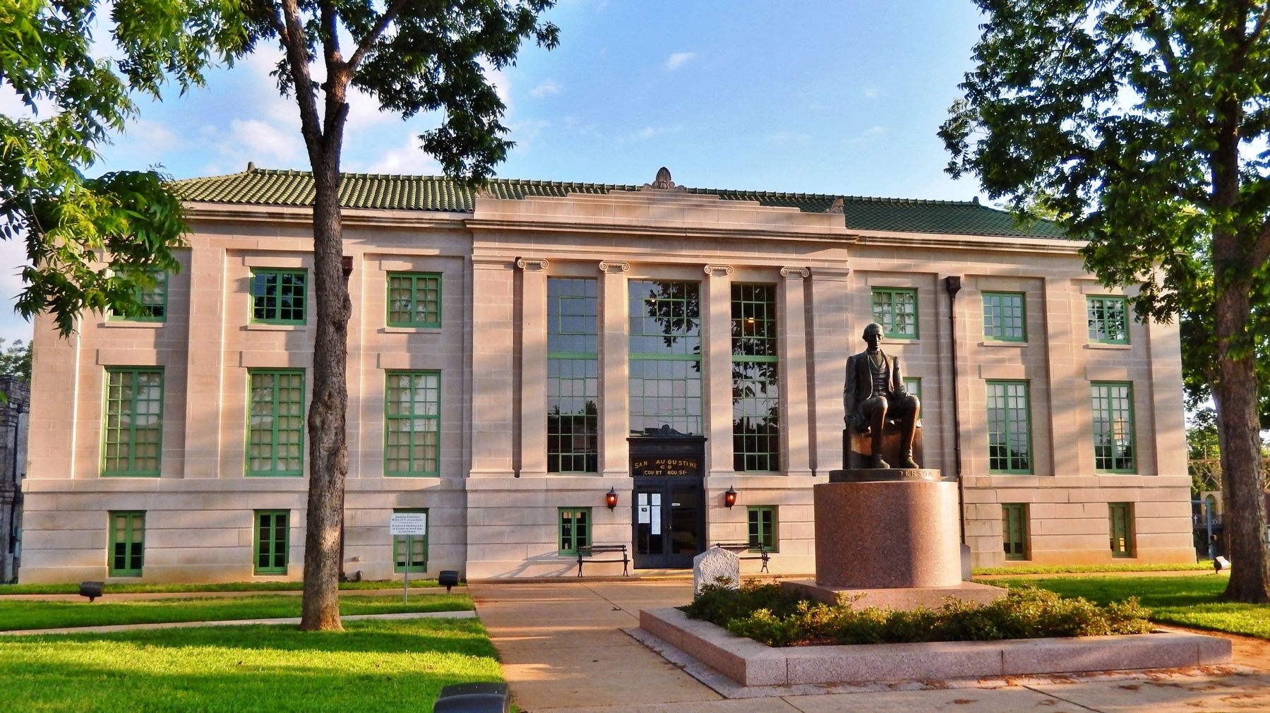 San Augustine County Courthouse image. Click for full size.