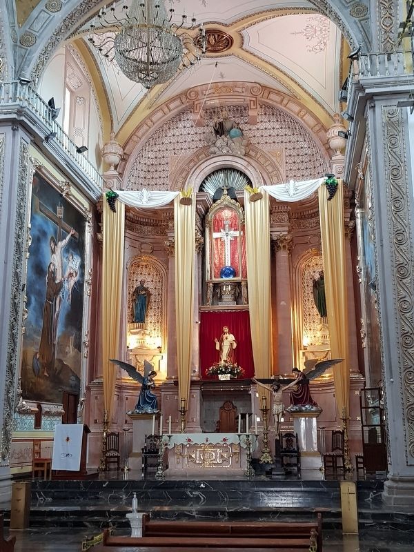 The altar of the Parish Church of Santa Cruz de Juventino Rosas image. Click for full size.