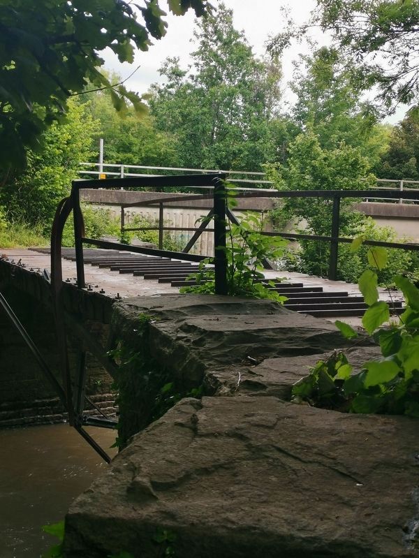 Robertstown Tramroad Bridge/Pont Tramffordd Robertstown image. Click for full size.