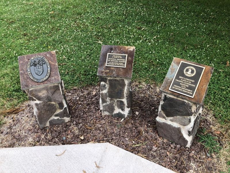 Additional plaques nearby image. Click for full size.