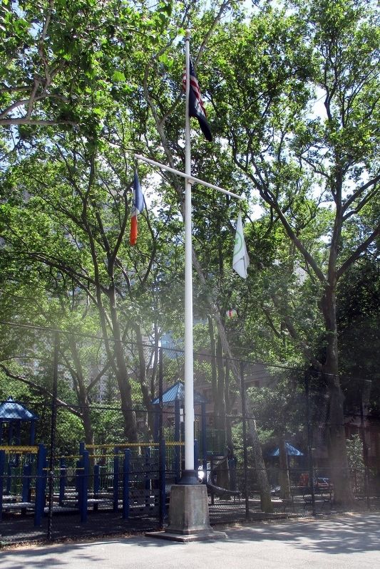 Murray Hill WWI Memorial flagpole image. Click for full size.