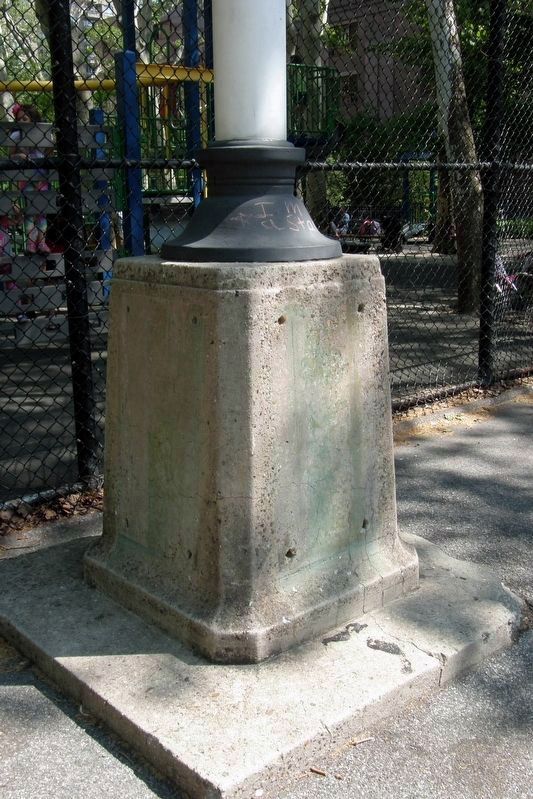 Murray Hill WWI Memorial flagpole image. Click for full size.