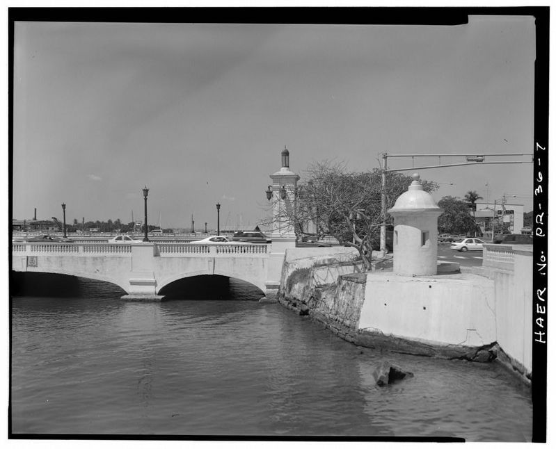 East side of north end, showing remains of Fort San Antonio - Puente Guillermo Esteves image. Click for full size.
