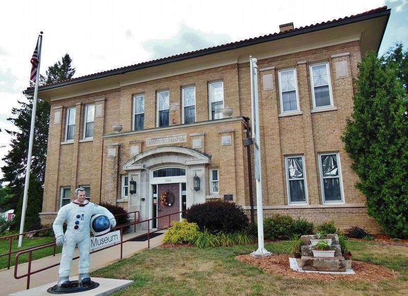 Astronaut Deke Slayton Statue in front of Masonic Lodge image. Click for full size.