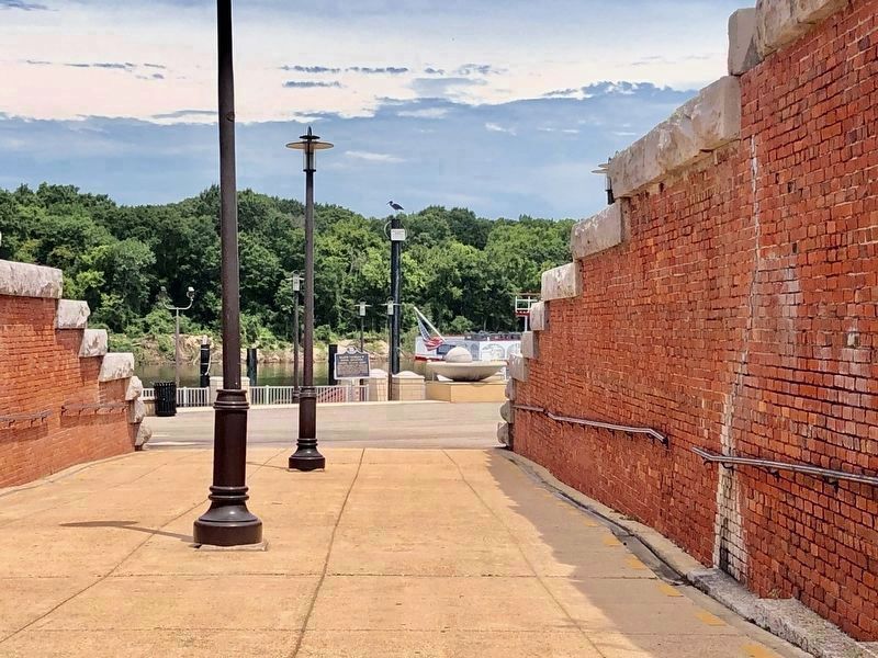 Marker can be seen along the Alabama River near the Harriott II boat. image. Click for full size.